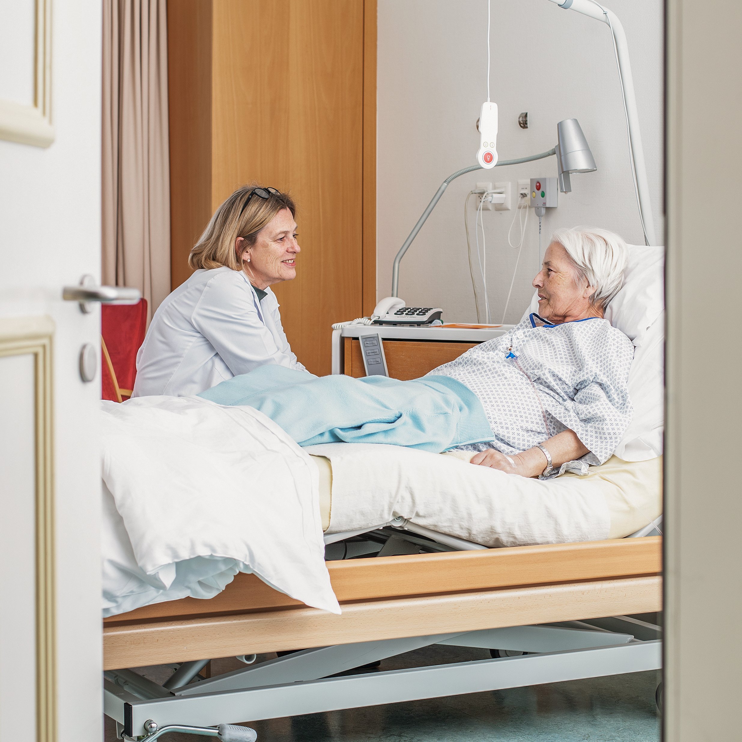 Klinik Susenberg: Gespräch mit Patientin am Krankenbett